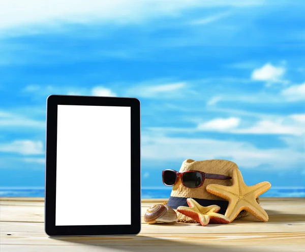 Tablet-Computer und Strandzubehör — Stockfoto