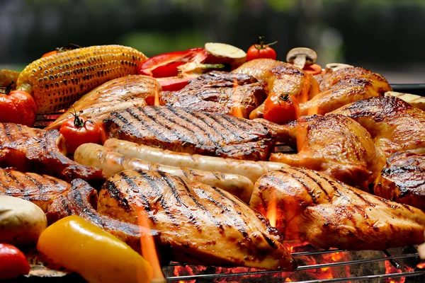 Barbecue sulla griglia su sfondo esterno — Foto Stock
