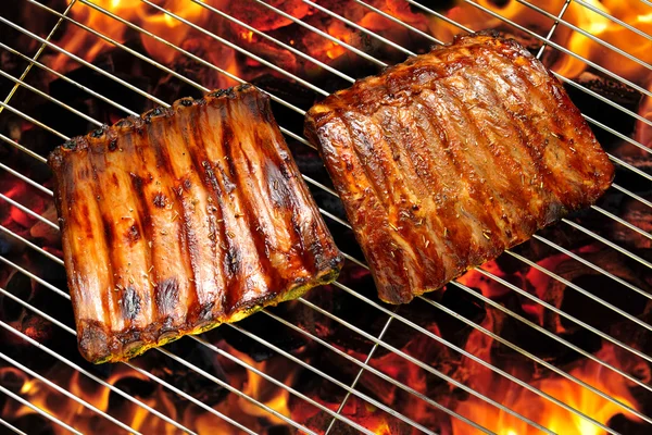 Costelas de porco grelhadas na grelha flamejante — Fotografia de Stock