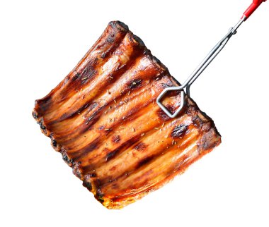 Beyaz arka planda ızgara domuz pirzolası.