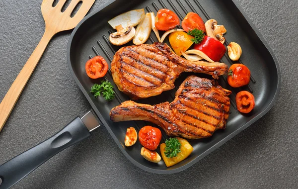 Chuletas y verduras de cerdo a la parrilla — Foto de Stock