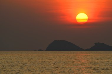 Denizin üzerindeki güzel gün batımının manzarası.