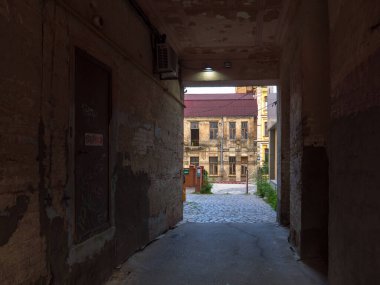 Ukrayna 'nın başkenti Kyiv' in merkezindeki iki katlı terk edilmiş tuğla binanın yarı yıkık manzaralı eski, eskimiş tuğla binasında kemer yolu. Tarihi kavram.