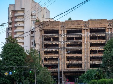 Ukrayna 'nın başkenti Kyiv' de eski ve yıpranmış bir tuğla binanın tamamlanmamış inşaatı..