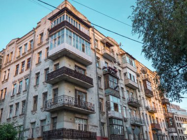 İkinci Dünya Savaşı 'ndan sonra Ukrayna' nın eski bir kenti olan Kiev 'de inşa edilen eski bir Stalinist mimari binanın tarihi cephesi..