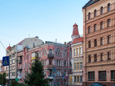 Kiev (Kiev) Ukrayna 'nın renkli eski tuğla binaları ile eski kasaba mimarisi. Tarihsel kültürel miras kavramı.