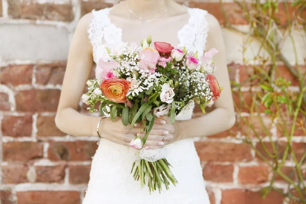 Bride with bridal bouquet — Stock Photo, Image