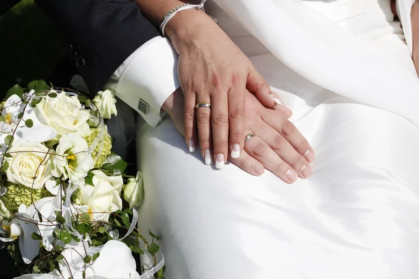 Wedding rings on hands — Stock Photo, Image