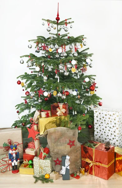 Julgran med presenter — Stockfoto