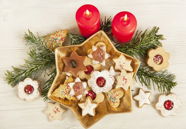 Verschillende cookies met kaarsen — Stockfoto