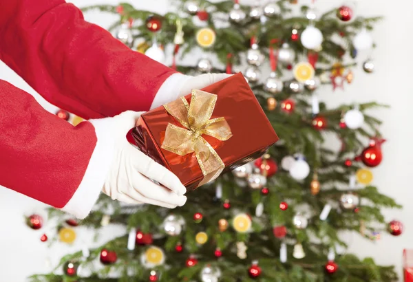 Babbo Natale con fronte regalo di albero — Foto Stock