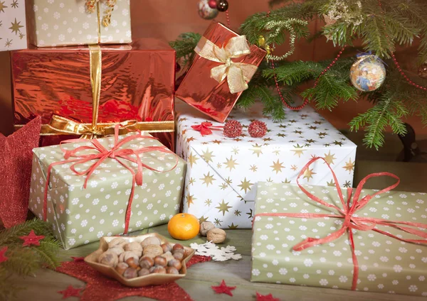 Presentes de Natal ao lado da árvore de Natal — Fotografia de Stock