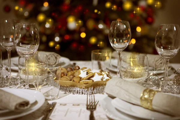 Gedeckter Tisch mit Weihnachtsbaum — Stockfoto