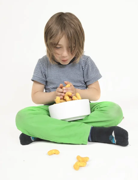 Jongen met kom vol met pinda gespiegeld — Stockfoto