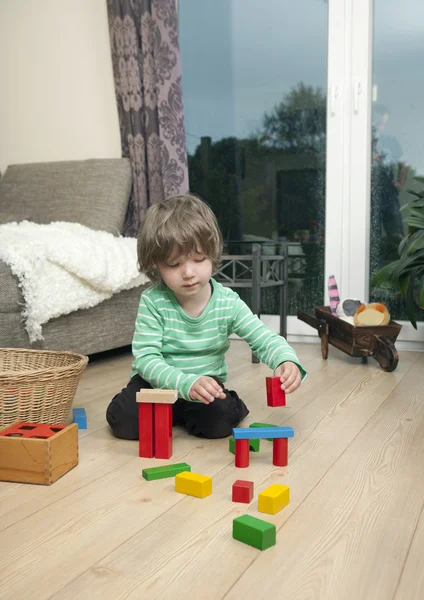 Garçon jouer sur le plancher — Photo