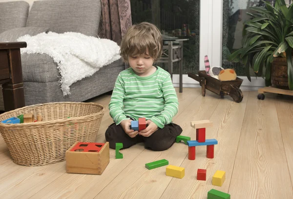 Garçon jouer avec des blocs de bois — Photo