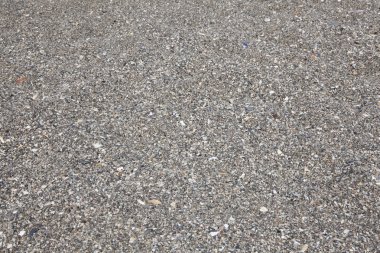 Kumsalda çakıl taşları