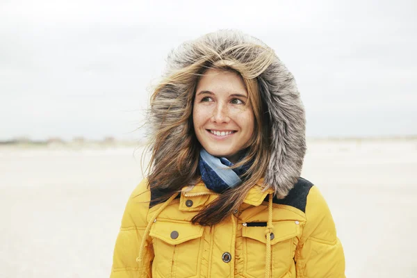 겨울 해변의 여자 — 스톡 사진