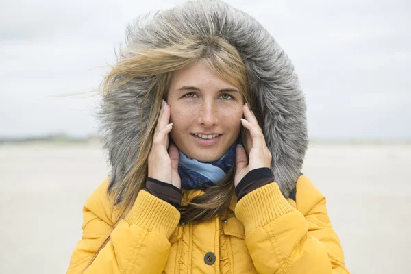 Koude vrouw buiten — Stockfoto