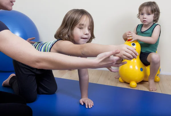 Fisioterapia con dos niños — Foto de Stock