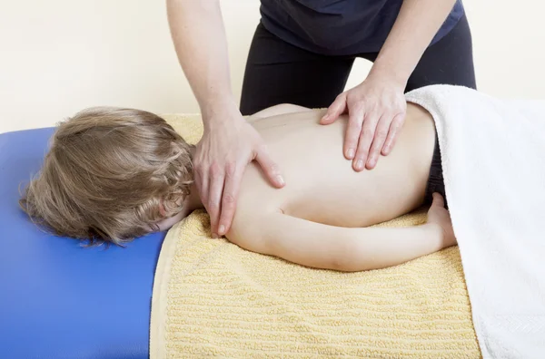 Kleine jongen in fysiotherapie — Stockfoto