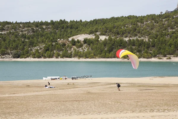 Parapente à l'atterrissage — Photo