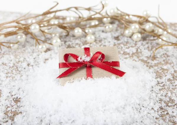 Подарок на снегу — стоковое фото