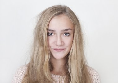 Sarı uzun saçlı kız