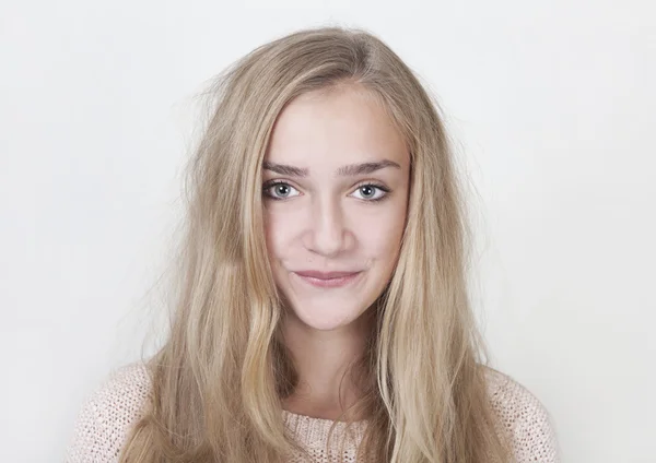 Ragazza con i capelli lunghi biondi — Foto Stock