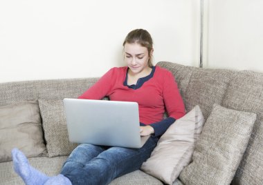 Kanepe üstünde laptop ile kız