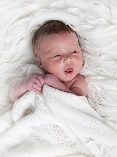 Младенец с белым одеялом — стоковое фото