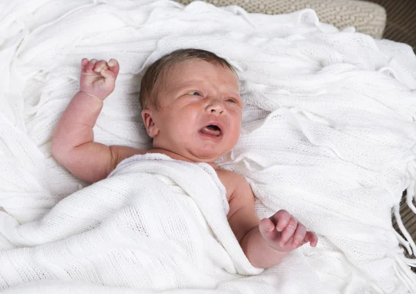 Infant cries — Stock Photo, Image