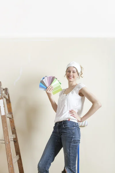 Femmes à la recherche d'une nouvelle couleur de mur — Photo