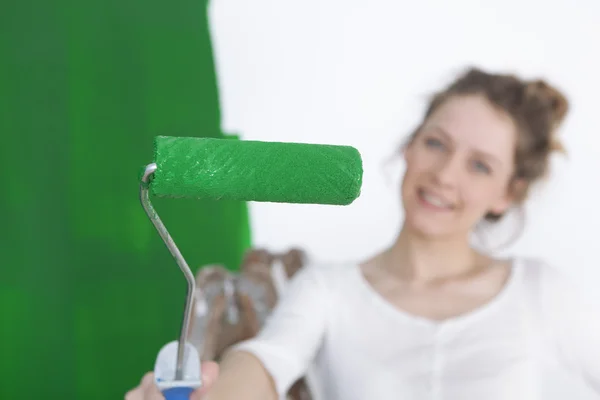 Paint roller med grön färg — Stockfoto