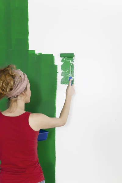 Een vrouw schilderij muur groen — Stockfoto