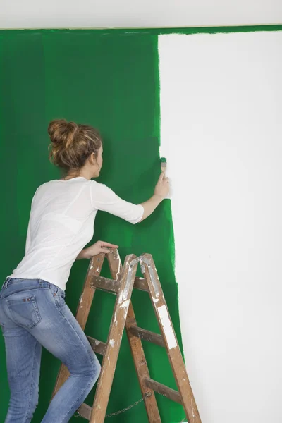 Kvinna med pensel på stege — Stockfoto