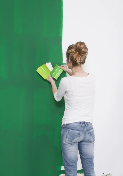 Vrouwen op zoek naar groene tint — Stockfoto