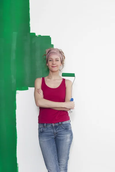 Žena s válečkem přední stěny — Stock fotografie