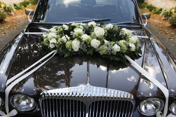 Czarne wesele samochód — Zdjęcie stockowe