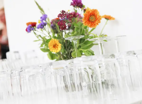 Gläser mit Blumen — Stockfoto