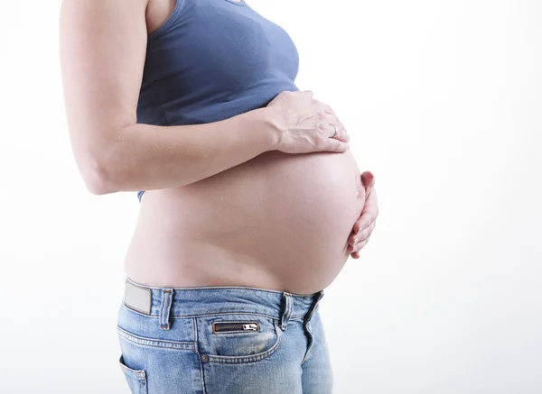 Baby buik tegen witte achtergrond — Stockfoto