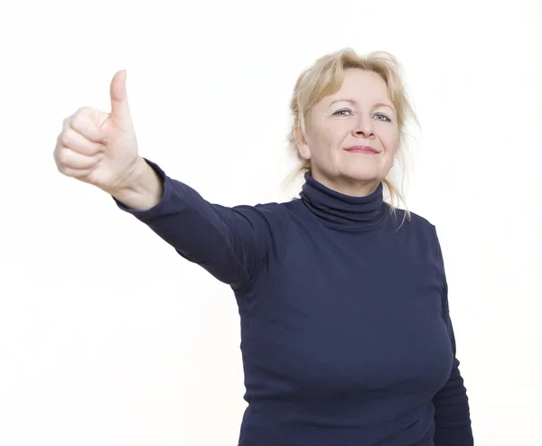 Frau streckt vereinzelt Daumen hoch — Stockfoto