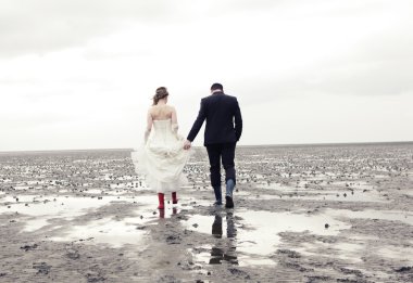 Evli çift Wadden bir yürüyüş için gidiyor