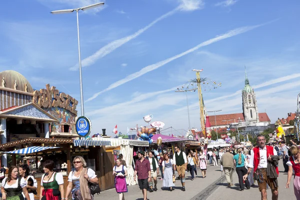 Odwiedzający Oktoberfest — Zdjęcie stockowe