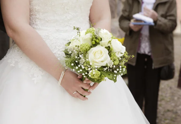 Bride with bridal bouquet in her hand — Stock Photo, Image