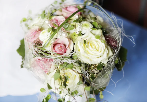 Bruids boeket gele en roze rozen — Stockfoto