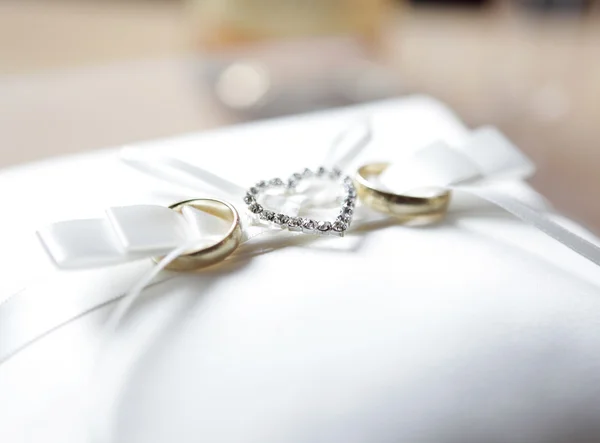 Anillos de boda con diamantes Corazón — Foto de Stock