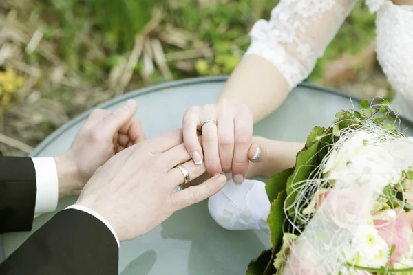 Anillos de boda y manos de pareja casada —  Fotos de Stock