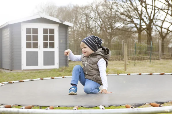 Chlapec na trampolíně — Stock fotografie