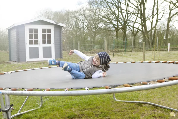 Chlapec skákání na trampolíně — Stock fotografie